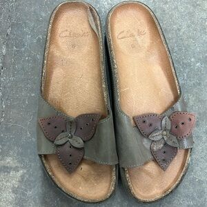 Clarks Women's Brown Slide Sandals flower detail
